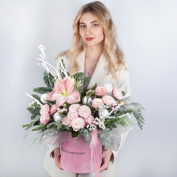 Pink amaryllis - 1, Peony sprayrose - 7, Round flower box medium, Oasis, Spruce branches (1pc.), Thuja, Christmas decor (set), Artificial branch, Ribbon, White statice