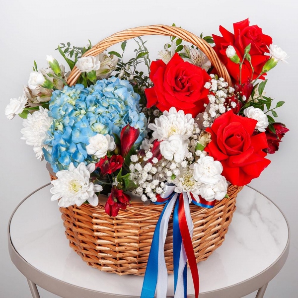 Red rose Nina 50 cm - 7, Gypsophila - 1, White spray carnation - 7, Blue/purple hydrangea - 1, Alstromeria white, soft pink - 5, Alstromeria Red, Bright Pink - 3, Baltica White Spray Chrysanthemum - 1, Medium Basket, Oasis, Pistachio, Ribbon