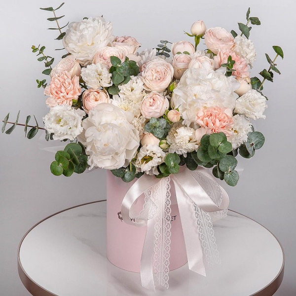 Peony white - 3, Peony sprayrose - 3, Carnation white, cream - 9, Baltica White Spray Chrysanthemum - 3, lisianthus - 3, Round flower box small , Oasis, Eucalyptus, Ribbon