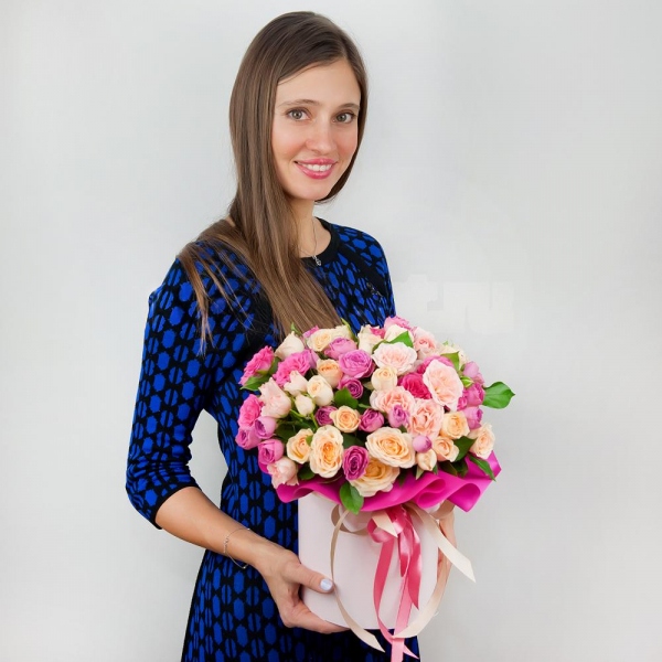 Bright pink spray rose mix, 50 cm - 10, Spray rose: white, cream, light pink 50 cm - 15, Round flower box small , Oasis, Wrapping Paper, Ribbon