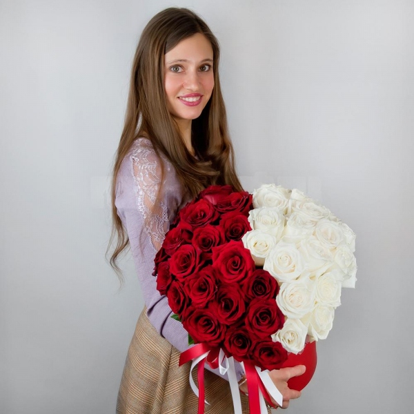 Red rose 50 cm - 32, White rose 50 cm - 29, Round flower box medium, Oasis, Ribbon