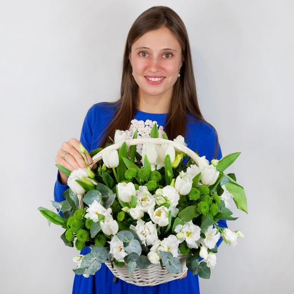 lisianthus - 7, Athos pom Feeling Green - 8, Tulip white - 17, Large Basket, Oasis, Eucalyptus Cinerea, Film
