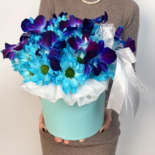 Chrysanthemum spray Bacardi dyed blue - 8, Orchid Dendrobium - 15, Flask for orchids, Oasis, Round flower box medium, Ribbon