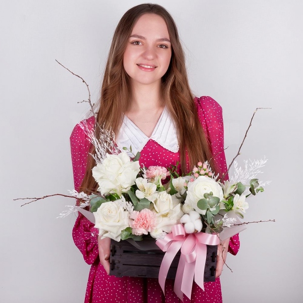 White rose 50 cm Ecuador - 3, Ranunculus White - 1, Alstromeria white, soft pink - 5, Pink carnation - 3, Wooden pot, Oasis, Artificial branch, Dried flowers in assortment, Hypericum, Cotton bud, Eucalyptus, Wrapping Paper