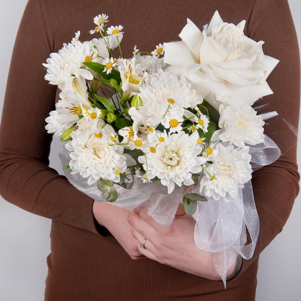Baltica White Spray Chrysanthemum - 1, White rose 50 cm Ecuador - 1, Chamomile - 1, Alstromeria white, soft pink - 4, Cardboard pot (cup), Oasis, Eucalyptus, Wrapping Paper