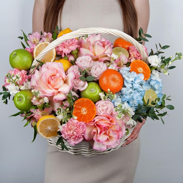 Роза Эсперанса 50 см - 3, Гвоздика розовая - 11, Гортензия голубая/фиолетовая - 1, Альстромерия белая, нежно-розовая - 3, Роза кустовая пионовидная Бомбастик 50 см - 2, Маттиола белая - 3, Корзина большая, Оазис, Эвкалипт, Яблоко, Мандарин, Лимон, Шпажка деревянная, Пленка