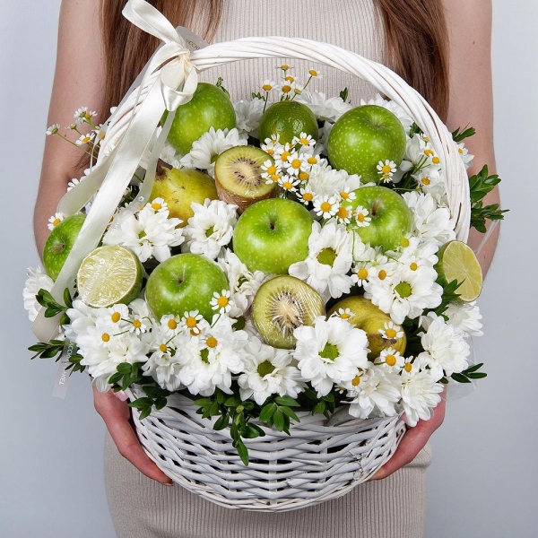 Bacardi White Spray Chrysanthemum - 5, Chamomile - 3, Medium Basket, Oasis, Pistachio, Apple, 1 pc., Kiwi, Lemon, 1 pc., Pear, Wooden skewer, Ribbon
