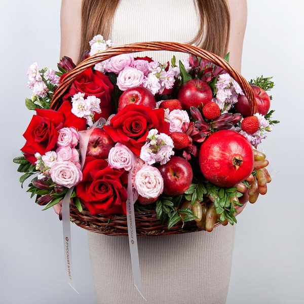 Peony sprayrose - 3, Rose Red 50 cm Ecuador - 5, Matthiola Lilac - 3, Alstromeria Red, Bright Pink - 10, Medium Basket, Oasis, Pistachio, Pomegranate, Grapes, Apple, 1 pc., Wooden skewer, Ribbon, Fresas 250 g