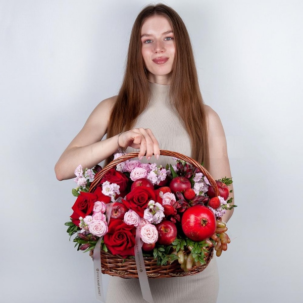 Peony sprayrose - 3, Rose Red 50 cm Ecuador - 5, Matthiola Lilac - 3, Alstromeria Red, Bright Pink - 10, Medium Basket, Oasis, Pistachio, Pomegranate, Grapes, Apple, 1 pc., Wooden skewer, Ribbon, Fresas 250 g