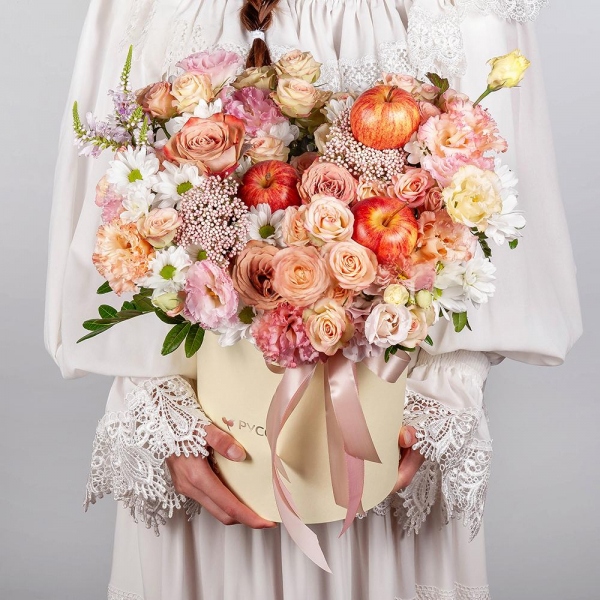 Bacardi White Spray Chrysanthemum - 2, Spray rose: white, cream, light pink 50 cm - 5, Роза Тоффи - 5, Pink Lisianthus (Eustoma) - 2, Round flower box medium, Oasis, Veronica spray, Ozotamnus, Pistachio,  Raspberry branch, Apple, 1 pc., Ribbon