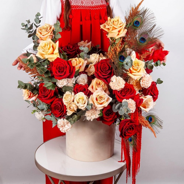 Rose Red 50 cm Ecuador - 25, Cream Rose 50 cm Ecuador (Creme Caramel) - 15, Carnation white, cream - 26, Spray rose: white, cream, light pink 50 cm - 11, Round flower box medium, Oasis, Eucalyptus, Astilbe, Dried flowers in assortment, Feathers decor., Amaranth stabilized