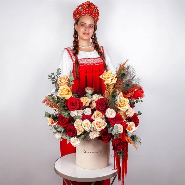 Rose Red 50 cm Ecuador - 25, Cream Rose 50 cm Ecuador (Creme Caramel) - 15, Carnation white, cream - 26, Spray rose: white, cream, light pink 50 cm - 11, Round flower box medium, Oasis, Eucalyptus, Astilbe, Dried flowers in assortment, Feathers decor., Amaranth stabilized
