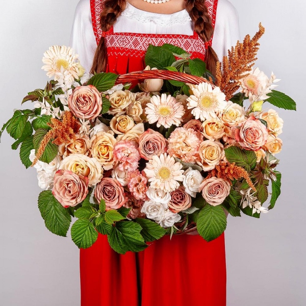Gerbera white - 23, Rose Pink 50 cm Ecuador (Chelo, Hermosa, Novia, Titanik, Engagement, Pink Mondiale) - 9, lisianthus - 4, Spray rose: white, cream, light pink 50 cm - 9, Medium Basket, Oasis, Astilbe, Dried flowers in assortment,  Raspberry branch
