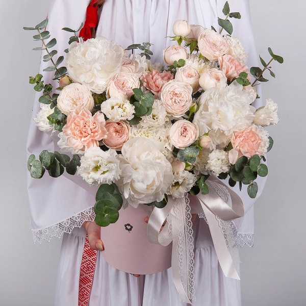 Peony white - 3, Peony sprayrose - 3, Carnation white, cream - 13, Baltica White Spray Chrysanthemum - 5, lisianthus - 3, Round flower box small , Oasis, Eucalyptus, Ribbon