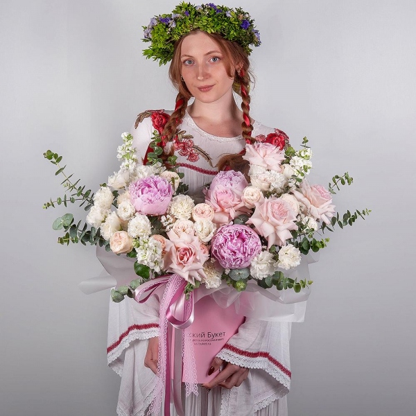 Peony pink - 3, Peony sprayrose - 3, Baltica White Spray Chrysanthemum - 3, White Matthiola - 3, lisianthus - 5, Carnation white, cream - 19, Rose Esperance - 9, Round flower box medium, Oasis, White statice, Eucalyptus, Ribbon