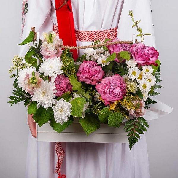 Baltica White Spray Chrysanthemum - 3, Pink rose Country Blues 50 cm - 5, Pink Matthiola - 6, Santini White Spray Chrysanthemum - 4, Wooden pot, Oasis, Solidago (1 pc.),  Raspberry branch, Yellow Statice