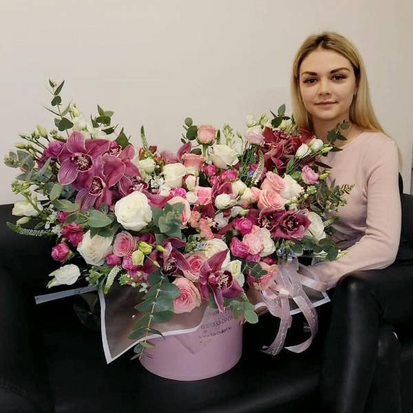 Pink Cymbidium Orchid Bud - 41, White rose 50 cm - 21, Pink rose 50 cm - 23, Peony sprayrose - 36, White Matthiola - 13, lisianthus - 13, Pink Lisianthus (Eustoma) - 13, Round flower box medium, Oasis, Veronica spray, Oksipetalum, Eucalyptus Cinerea, Flask for orchids, Wrapping Paper