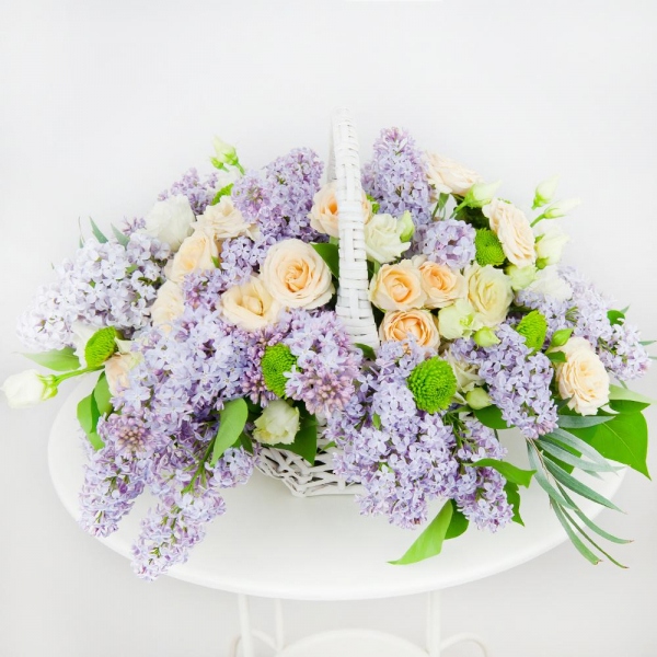 Spray rose: white, cream, light pink 50 cm - 4, Athos pom Feeling Green - 2, lisianthus - 2, Lilac Bush - 7, Medium Basket, Oasis