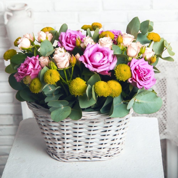 Spray rose: white, cream, light pink 50 cm - 5, Athos pom Feeling Green - 4, Pink rose 50 cm - 7, Small Basket, Oasis, Eucalyptus populus (1 pc.)