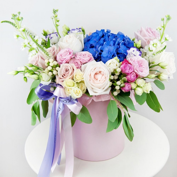 Blue/purple hydrangea - 1, Rose Powder 50 cm Ecuador (Quicksand, Menta) - 7, Peony style roses - 6, White Matthiola - 4, Spray rose: white, cream, light pink 50 cm - 6, Purple Lisianthus (Eustoma) - 5, Round flower box medium, Oasis, Wrapping Paper, Eucalyptus populus (1 pc.), Hypericum, Veronica spray