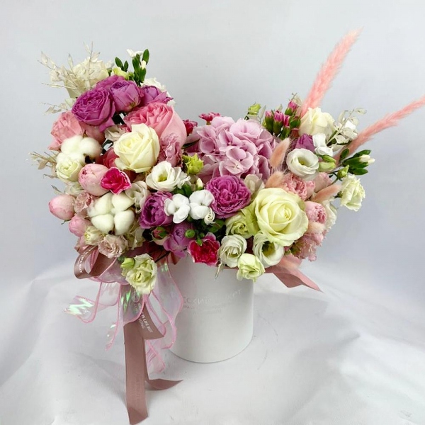 Pink Hydrangea - 1, Pink rose 50 cm - 7, White rose 50 cm - 8, Bright pink spray rose mix, 50 cm - 3, Spray peony rose Misty Bubbles, 50 cm - 3, White spray carnation - 4, lisianthus - 2, Pink spray carnation - 5, Pink Lisianthus (Eustoma) - 3, Round flower box small , Oasis, Ribbon, Cotton bud, Dried flowers in assortment