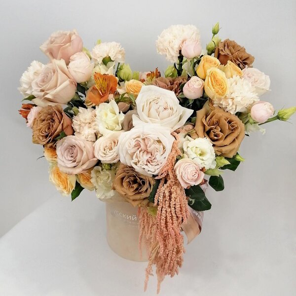 Роза Тоффи - 8, Rose Cream 50 cm - 7, Peony style roses - 3, Alstromeria Yellow, Orange - 5, lisianthus - 3, Carnation white, cream - 10, Spray rose: white, cream, light pink 50 cm - 4, Round flower box small , Oasis, Dried flowers in assortment, Ribbon