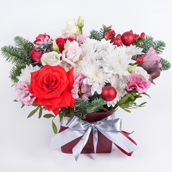 Pink Lisianthus (Eustoma) - 2, Baltica White Spray Chrysanthemum - 2, Red rose Nina 50 cm - 1, Spray rose: red 50 cm - 2, Wrapping Paper, Oasis, Spruce branches (1pc.), Hypericum, Christmas decor (set), Ruscus, Pistachio