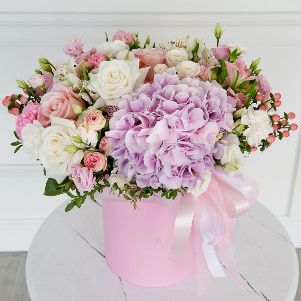 Pink Hydrangea - 1, White rose 50 cm - 5, Pink rose 50 cm - 5, Peony sprayrose - 2, lisianthus - 2, Pink carnation - 10, White spray carnation - 5, Alstromeria white, soft pink - 6, Spray rose: white, cream, light pink 50 cm - 2, Pink Lisianthus (Eustoma) - 1, Round flower box medium, Oasis, Ribbon, Ozotamnus, Hypericum, Pistachio