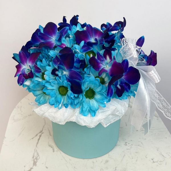 Chrysanthemum spray Bacardi dyed blue - 8, Orchid Dendrobium - 15, Flask for orchids, Oasis, Round flower box medium, Ribbon