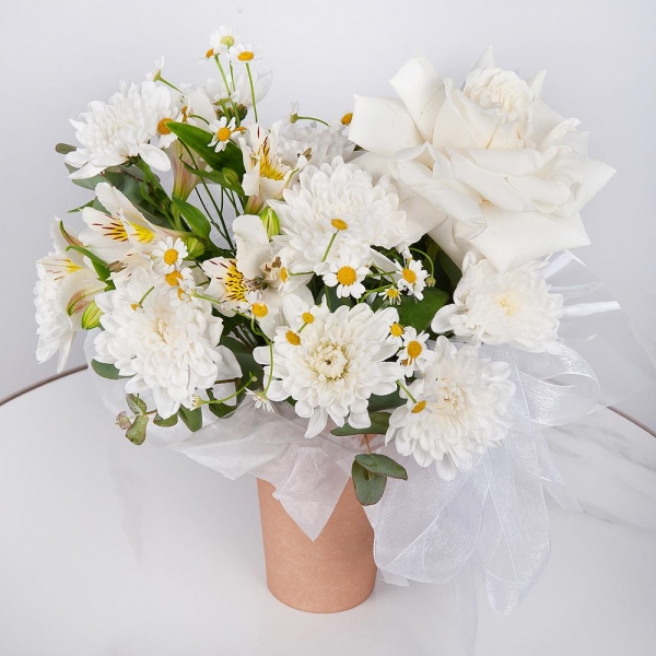 Baltica White Spray Chrysanthemum - 1, White rose 50 cm Ecuador - 1, Chamomile - 1, Alstromeria white, soft pink - 4, Cardboard pot (cup), Oasis, Eucalyptus, Wrapping Paper