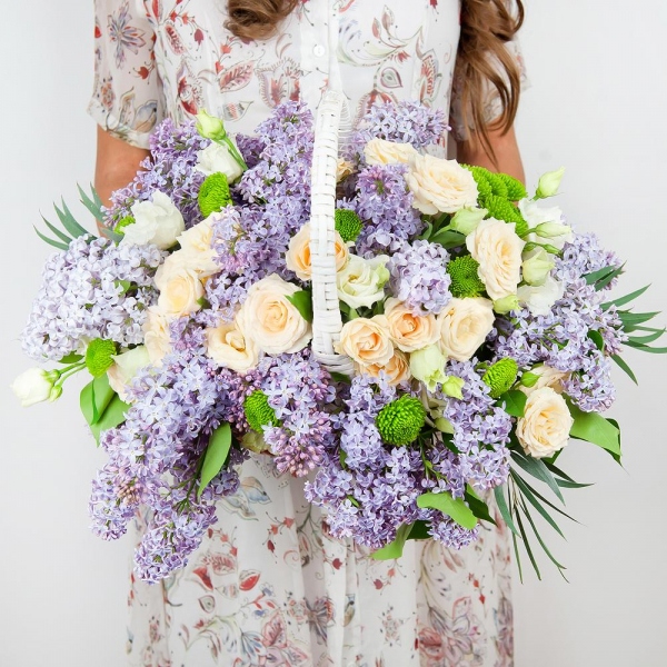 Spray rose: white, cream, light pink 50 cm - 4, Athos pom Feeling Green - 2, lisianthus - 2, Lilac Bush - 7, Medium Basket, Oasis