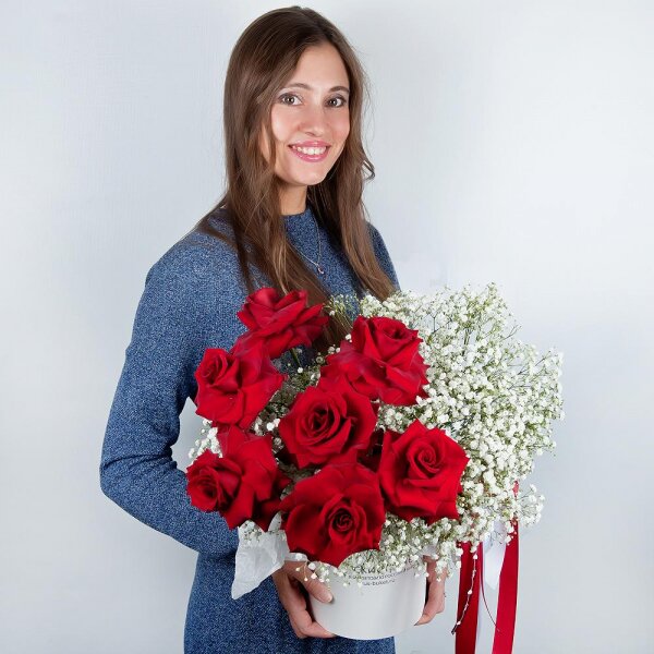 Rose Red 50 cm Ecuador - 9, Gypsophila - 8, Round flower box small , Oasis, Ribbon