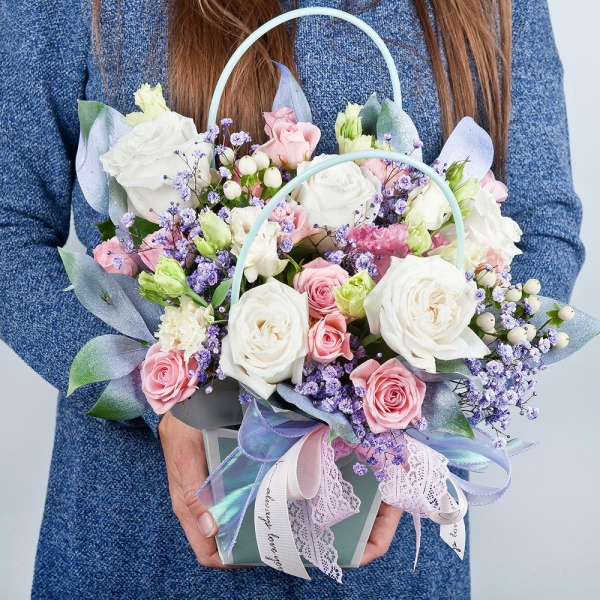 White rose 50 cm - 7, Bright pink spray rose mix, 50 cm - 3, Colored gypsophila - 1, lisianthus - 2, Flower bag, Oasis, Ribbon, Hypericum, Ruscus