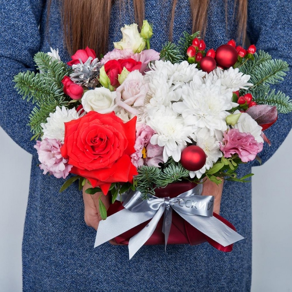 Pink Lisianthus (Eustoma) - 2, Baltica White Spray Chrysanthemum - 2, Red rose Nina 50 cm - 1, Spray rose: red 50 cm - 2, Wrapping Paper, Oasis, Spruce branches (1pc.), Hypericum, Christmas decor (set), Ruscus, Pistachio