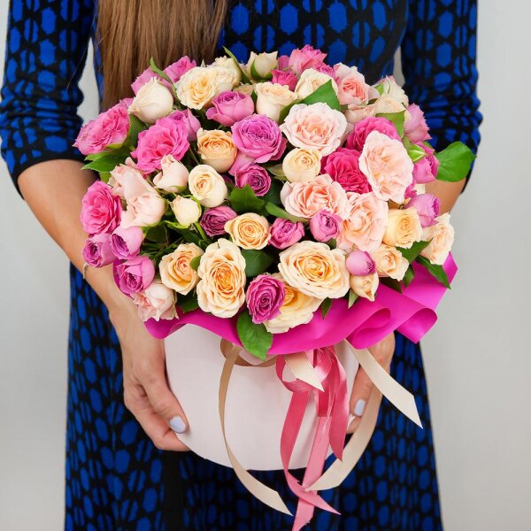 Bright pink spray rose mix, 50 cm - 7, Spray rose: white, cream, light pink 50 cm - 13, Round flower box small , Oasis, Wrapping Paper, Ribbon