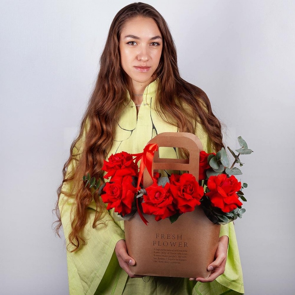 Роза Нина красная 50 см - 11, Сумочка для композиций, Оазис, Эвкалипт, Лента