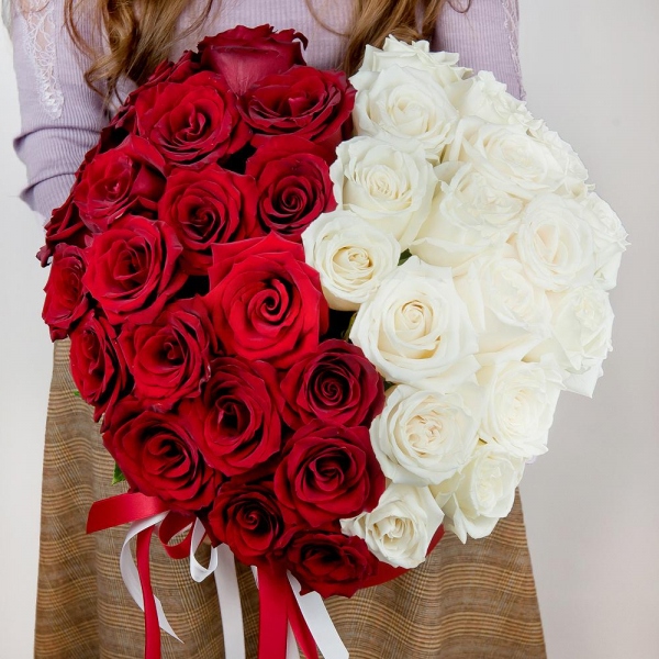 Red rose 50 cm - 26, White rose 50 cm - 23, Round flower box medium, Oasis, Ribbon