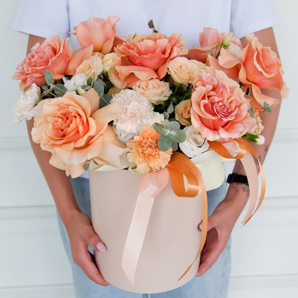 Cream Rose 50 cm Ecuador (Creme Caramel) - 11, Carnation white, cream - 11, Spray rose: white, cream, light pink 50 cm - 3, lisianthus - 2, White spray carnation - 3, Round flower box medium, Oasis, Ribbon, Pistachio, Eucalyptus
