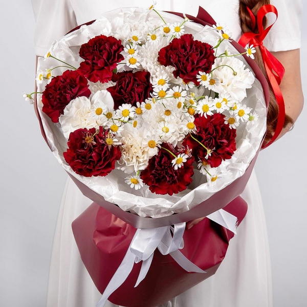 Baltica White Spray Chrysanthemum - 1, Carnation red - 15, Chamomile - 2, Wrapping Paper