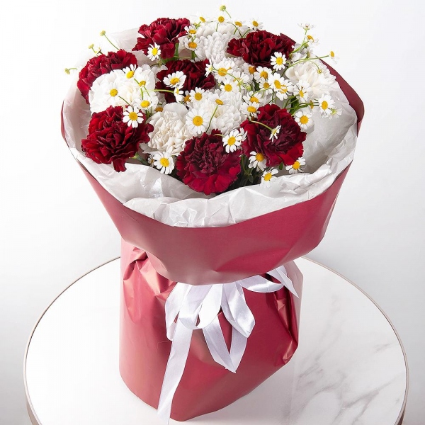Baltica White Spray Chrysanthemum - 1, Carnation red - 15, Chamomile - 2, Wrapping Paper