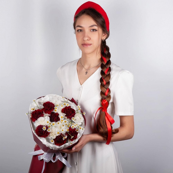 Baltica White Spray Chrysanthemum - 1, Carnation red - 19, Chamomile - 2, Wrapping Paper