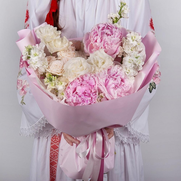 Peony pink - 3, Baltica White Spray Chrysanthemum - 1, lisianthus - 3, Peony sprayrose - 3, White Matthiola - 11, Wrapping Paper