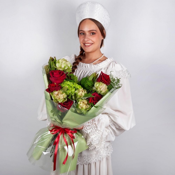 Red rose 50 cm - 10, Rose Veggie 50 cm - 9, Green Hydrangea - 1, Leukodendron, Asparagus setaceus (1 pc.),  Raspberry branch, Panicum, Wrapping Paper