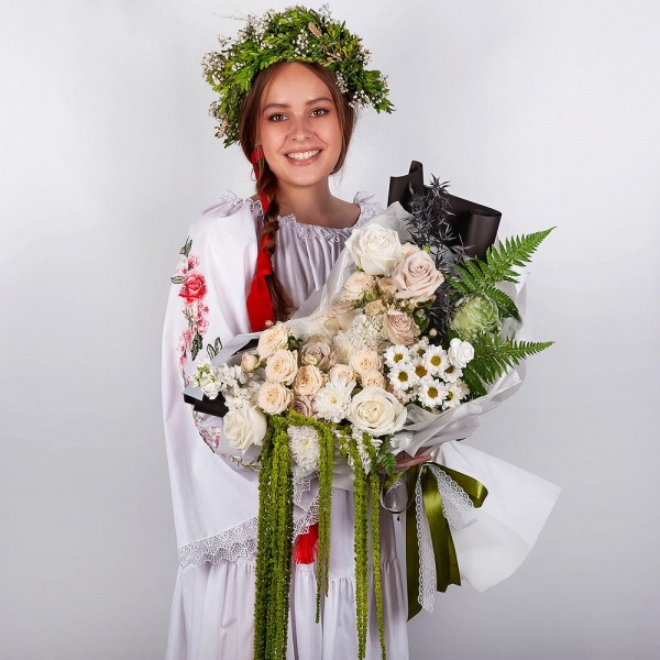 Cream Rose 50 cm Ecuador (Creme Caramel) - 9, White rose 50 cm Ecuador - 8, Spray rose: white, cream, light pink 50 cm - 5, White Matthiola - 5, lisianthus - 2, Baltica White Spray Chrysanthemum - 1, Santini White Spray Chrysanthemum - 1, Hypericum, Amaranth stabilized, Fern (1 pc.), Wrapping Paper, Dried flowers in assortment