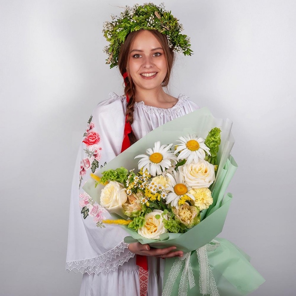 Gerbera white - 7, Chamomile - 1, White rose 50 cm Ecuador - 3, Rose Veggie 50 cm - 2, Yellow carnation - 6, Baltica White Spray Chrysanthemum - 1, Yellow Statice, Dried flowers in assortment, Wrapping Paper, Moluccella