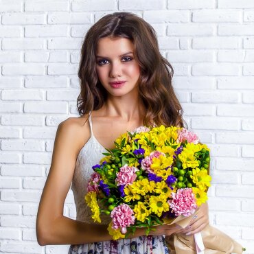 Хризантема кустовая Бакарди желтая - 6, Гвоздики - 7, Статица синяя, Гиперикум, Фисташка, Современная упаковка, Лента
