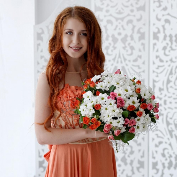 Spray rose: yellow, orange 50 cm - 6, Bacardi White Spray Chrysanthemum - 10, Bright pink spray rose mix, 50 cm - 6, Ruscus, Mesh (Abaka), Ribbon