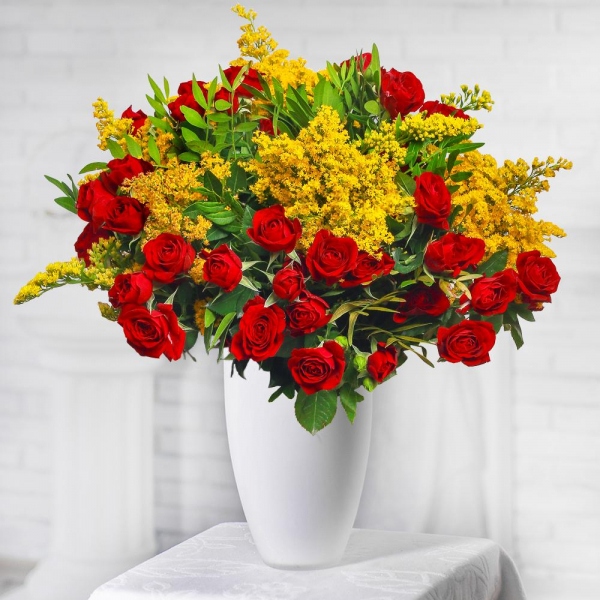 Spray rose: red 50 cm - 12, Solidago (1 pc.), Pistachio, Mesh (Abaka), Ribbon