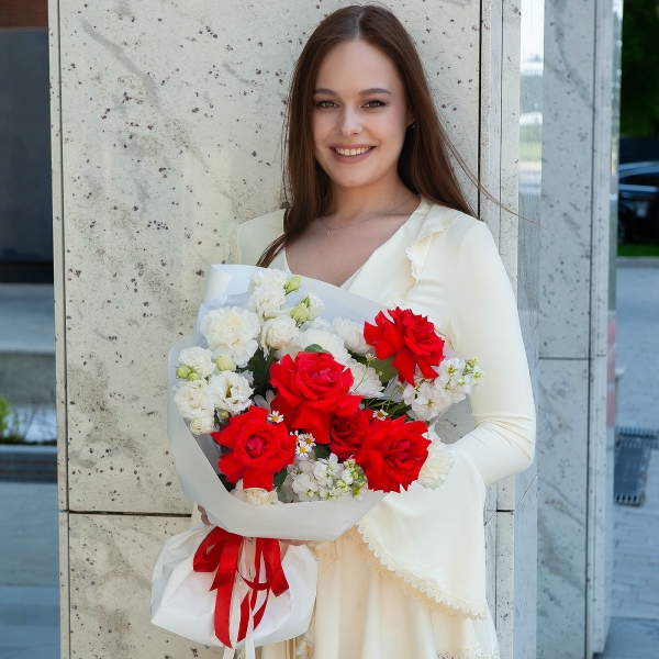 Red rose Nina 50 cm - 6, Chamomile - 1, White Matthiola - 2, lisianthus - 2, Carnation white, cream - 5, Baltica White Spray Chrysanthemum - 1, Wrapping Paper
