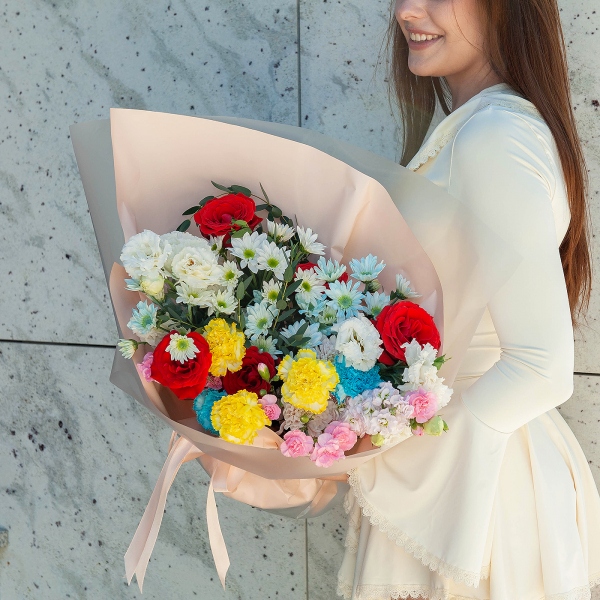Red rose Nina 50 cm - 7, lisianthus - 2, Chrysanthemum spray Bacardi dyed blue - 4, Pink spray carnation - 6, Carnation white, cream - 7, Pink Matthiola - 1, Eucalyptus parvifolia (1 pc.), Wrapping Paper